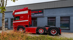 20251019-Tom-Holding-00279